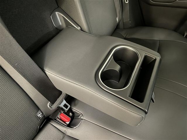 �����Z���^�[�A�[�����X�g�i�J�b�v�z���_�[�Q�t�j�@�����B�J�b�v�z���_�[�̑O�ɂ̓X�}�z�Ȃǂ����[�ł���X�y�[�X������܂��B