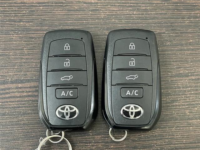 �X�}�[�g�L�[�Q�ł��B�@�X�}�[�g�L�[���g�т��Ă���΃L�[�����o�����Ƀh�A���{���������B�N���}�̎n�����\�ł��B