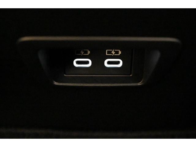 ���[�d�p�t�r�a�[�q�i�R���\�[���{�b�N�X�w�ʂɑ����j�����ȃQ�X�g�̃X�}�z�̏[�d�Ȃǂɂ����p���������B