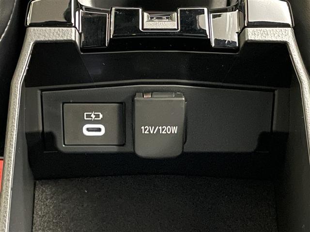 �R���\�[���{�b�N�X���ɃA�N�Z�T���[�\�P�b�g�Ə[�d�p�t�r�a�[�q�𑕔����Ă��܂��B