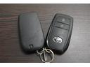 スマートキー2個です。 スマートキーを携帯していればキーを取り出さずにドアを施錠&解錠。クルマの始動も可能です。