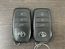 スマートキー２個です。　スマートキーを携帯していればキーを取り出さずにドアを施錠＆解錠。クルマの始動も可能です。