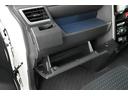 ■助手席カップホルダー、■助手席オープントレイ、■グローブボックス　装備。　グローブボックスは車検証や取扱説明書を保管するのに便利です。