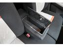 フロントシートのアームレストには、フタ付の収納スペースがあります。(センターアームレストポケット)