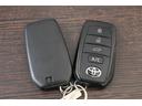 スマートキー２個です。　スマートキーを携帯していればキーを取り出さずにドアを施錠＆解錠。クルマの始動も可能です。