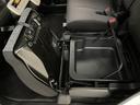 助手席シートアンダーボックス　装備。　　シートクッションを上げると、取っ手付きで持ち運びができる収納ボックスがあります。