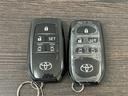 スマートキー２個です。　スマートキーを携帯していればキーを取り出さずにドアを施錠＆解錠。クルマの始動も可能です。