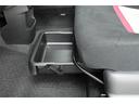 ■助手席シートアンダートレイ　装備。　外から見えにくい場所に置きたい荷物などをシート下に収納できます。