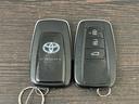 スマートキー２個です。　スマートキーを携帯していればキーを取り出さずにドアを施錠＆解錠。クルマの始動も可能です。