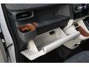 ■助手席カップホルダー／小物入れ、■オープントレイ、■グローブボックス　装備　　グローブボックスは車検証や取扱説明書を保管するのに便利です。