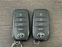 スマートキー２個です。　スマートキーを携帯していればキーを取り出さずにドアを施錠＆解錠。クルマの始動も可能です。