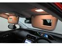 運転席／助手席　バニティミラー付サンバイザー　装備。　バニティミラーのカバーを開けると点灯する天井照明付で、暗い場所や夜でも便利です。