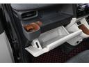 ■助手席カップホルダー／小物入れ、■オープントレイ、■グローブボックス　装備　　グローブボックスは車検証や取扱説明書を保管するのに便利です。