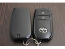 スマートキー2個です。 スマートキーを携帯していればキーを取り出さずにドアを施錠&解錠。クルマの始動も可能です。