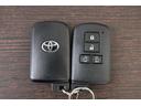 スマートキー2個です。 スマートキーを携帯していればキーを取り出さずにドアを施錠&解錠。クルマの始動も可能です。
