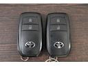 スマートキー２個です。　スマートキーを携帯していればキーを取り出さずにドアを施錠＆解錠。クルマの始動も可能です。