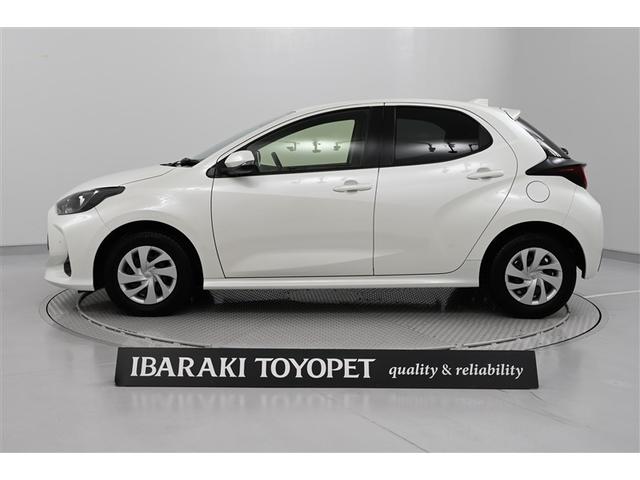 ヤリス Ｇ　バックモニタ－　誤発進抑制機能　スマートキー　盗難防止装置　横滑り防止機能　キーレス　ＥＴＣ　オートエアコン　メモリーナビ　ＡＢＳ　運転席エアバック　サイドエアバッグ　ミュージックプレイヤー接続可（4枚目）