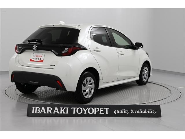 ヤリス Ｇ　バックモニタ－　誤発進抑制機能　スマートキー　盗難防止装置　横滑り防止機能　キーレス　ＥＴＣ　オートエアコン　メモリーナビ　ＡＢＳ　運転席エアバック　サイドエアバッグ　ミュージックプレイヤー接続可（5枚目）