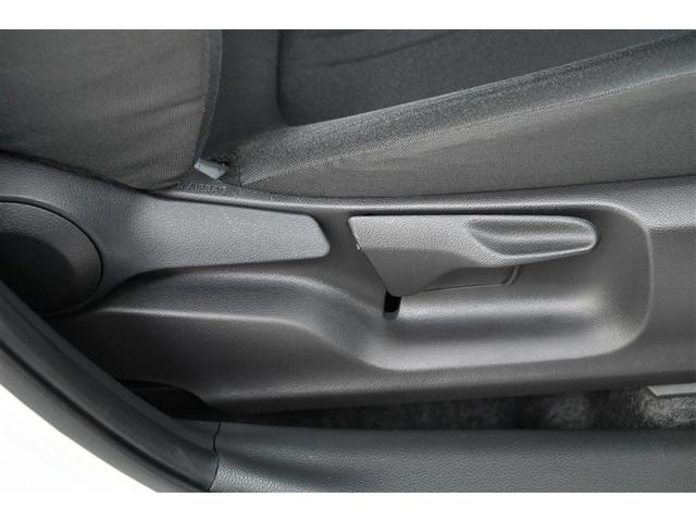 ヤリス Ｇ　バックモニタ－　誤発進抑制機能　スマートキー　盗難防止装置　横滑り防止機能　キーレス　ＥＴＣ　オートエアコン　メモリーナビ　ＡＢＳ　運転席エアバック　サイドエアバッグ　ミュージックプレイヤー接続可（14枚目）