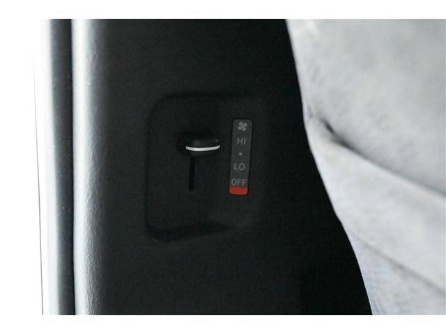 ハイエースワゴン グランドキャビン　パワステ　定期点検記録簿　ダブルエアコン　フルセグ　Ｗエアバック　キーレスエントリー　ＡＢＳ　３列シート　エアバック　メモリーナビ　オートエアコン　ミュージックプレイヤー接続可　インテリキー（28枚目）