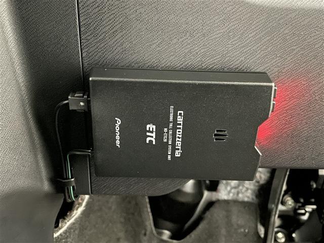 アクア Ｓ　スマートキープッシュスタート　キーレスエントリ　カーナビ　オートエアコン　デュアルエアバック　ＥＳＣ　パワーウィンドウ　ＥＴＣ　ＤＶＤ再生可能　ＳＲＳ　パワーステアリング　ＡＢＳ　メモリーナビ（8枚目）