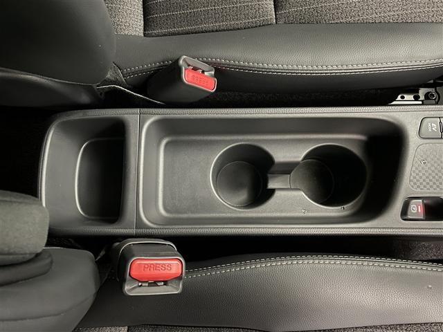 ヤリスクロス ハイブリッドＺ　ドライブレコーダ　インテリジェントキー　アルミホイル　ＬＥＤライト　リアカメラ　クルーズコントロール　整備記録簿　横滑り防止システム　ナビＴＶ　メモリーナビゲーション　電動シ－ト　パワステ　キーフリー（34枚目）