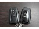 スマートキー2個です。 スマートキーを携帯していればキーを取り出さずにドアを施錠&解錠。クルマの始動も可能です。