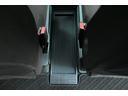 運転席と助手席の間にセンターフロアトレイを装備。 バッグなどを置くのにちょうどいいスペースです。