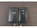 スマートキー2個です。 スマートキーを携帯していればキーを取り出さずにドアを施錠&解錠。クルマの始動も可能です。