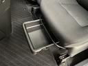 助手席シートアンダートレイ 装備。 外から見えにくい場所に置きたい荷物などをシート下に収納できます。
