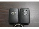 スマートキー2個です。 スマートキーを携帯していればキーを取り出さずにドアを施錠&解錠。クルマの始動も可能です。