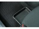 ■助手席シートアンダートレイ 装備。 外から見えにくい場所に置きたい荷物などをシート下に収納できます。