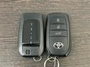 スマートキー2個です。 スマートキーを携帯していればキーを取り出さずにドアを施錠&解錠。クルマの始動も可能です。