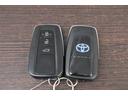 スマートキー2個です。 スマートキーを携帯していればキーを取り出さずにドアを施錠&解錠。クルマの始動も可能です。
