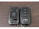 スマートキー2個です。 スマートキーを携帯していればキーを取り出さずにドアを施錠&解錠。クルマの始動も可能です。