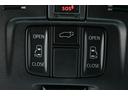 運転席/助手席頭上のスイッチで、バックドアやスライドドアの開閉操作を行えます。