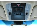 前席天井には運転席、助手席を別々に照らせるパーソナルランプを装備。パワースライドドアのスイッチも装備しています。