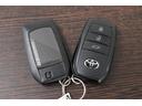 スマートキー２個です。　スマートキーを携帯していればキーを取り出さずにドアを施錠＆解錠。クルマの始動も可能です。