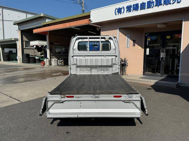 キャリイトラック KCエアコン・パワステ農繁仕様 禁煙車 切り替え可式パートタイム4WD デフロック ヘッドライトレベライザー アッパーメンバーガード 作業灯 荷台マット エアコン パワステ ABS Wエアバック(10枚目)