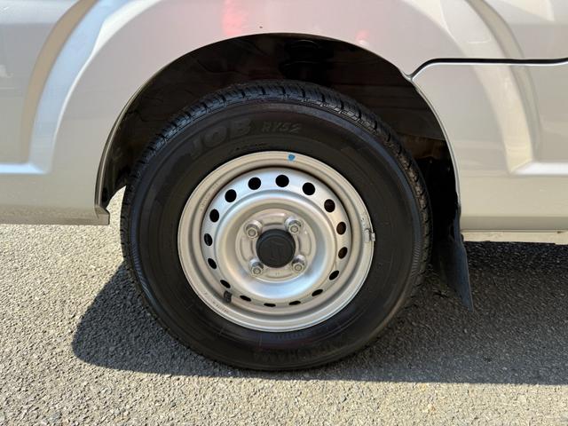 キャリイトラック KCエアコン・パワステ農繁仕様 禁煙車 切り替え可式パートタイム4WD デフロック ヘッドライトレベライザー アッパーメンバーガード 作業灯 荷台マット エアコン パワステ ABS Wエアバック(12枚目)