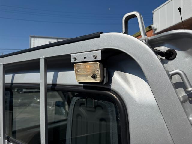 キャリイトラック KCエアコン・パワステ農繁仕様 禁煙車 切り替え可式パートタイム4WD デフロック ヘッドライトレベライザー アッパーメンバーガード 作業灯 荷台マット エアコン パワステ ABS Wエアバック(15枚目)