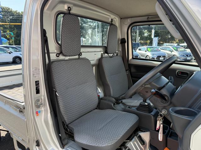 キャリイトラック KCエアコン・パワステ農繁仕様 禁煙車 切り替え可式パートタイム4WD デフロック ヘッドライトレベライザー アッパーメンバーガード 作業灯 荷台マット エアコン パワステ ABS Wエアバック(17枚目)