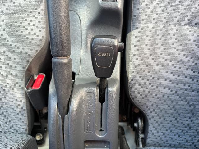 キャリイトラック KCエアコン・パワステ農繁仕様 禁煙車 切り替え可式パートタイム4WD デフロック ヘッドライトレベライザー アッパーメンバーガード 作業灯 荷台マット エアコン パワステ ABS Wエアバック(22枚目)