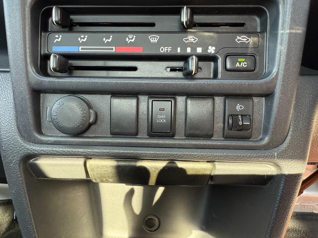 キャリイトラック KCエアコン・パワステ農繁仕様 禁煙車 切り替え可式パートタイム4WD デフロック ヘッドライトレベライザー アッパーメンバーガード 作業灯 荷台マット エアコン パワステ ABS Wエアバック(23枚目)