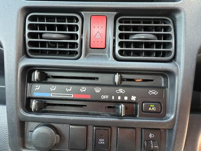 キャリイトラック KCエアコン・パワステ農繁仕様 禁煙車 切り替え可式パートタイム4WD デフロック ヘッドライトレベライザー アッパーメンバーガード 作業灯 荷台マット エアコン パワステ ABS Wエアバック(24枚目)