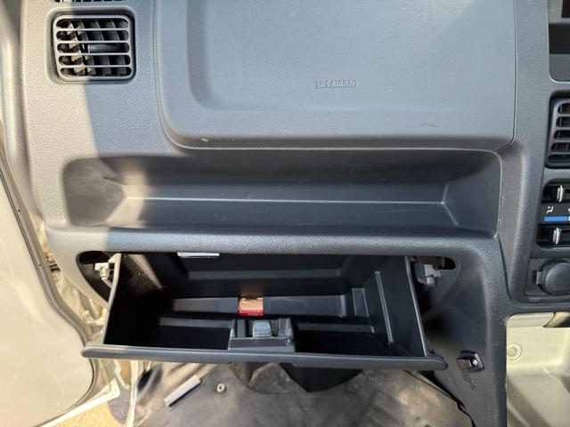 キャリイトラック KCエアコン・パワステ農繁仕様 禁煙車 切り替え可式パートタイム4WD デフロック ヘッドライトレベライザー アッパーメンバーガード 作業灯 荷台マット エアコン パワステ ABS Wエアバック(25枚目)
