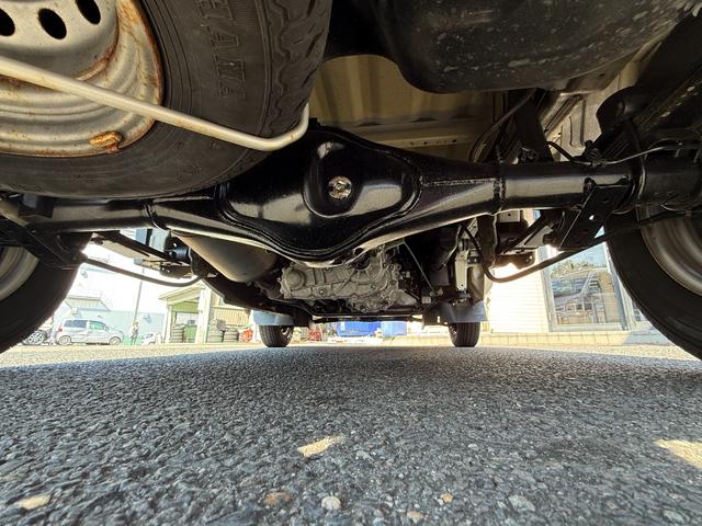 キャリイトラック KCエアコン・パワステ農繁仕様 禁煙車 切り替え可式パートタイム4WD デフロック ヘッドライトレベライザー アッパーメンバーガード 作業灯 荷台マット エアコン パワステ ABS Wエアバック(26枚目)