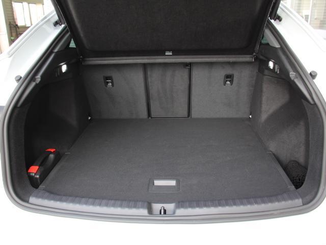 Ｑ４スポーツバック ｅ－トロン ４０　ｅ－ｔｒｏｎ　パーシャルレザー／ＡＤインテリアＰＫ／マトリクスＬＥＤライト／シートヒーター／電動テールゲート／アンビエント／リアＵＳＢ／１９インチＡＷ／アダプティブクルコン／バーチャルコックピット／タイヤ新品／禁煙（12枚目）