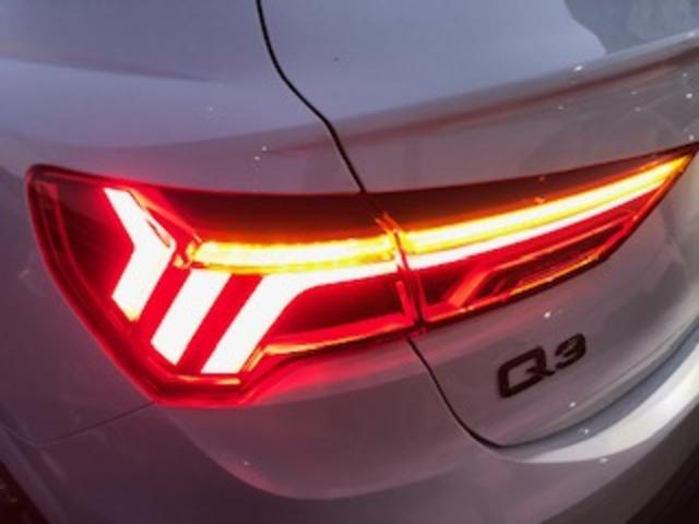 Ｑ３スポーツバック ダイナミックエディション　特別仕様／ＢｌａｃｋＳｔｙｌｅ／パーシャルレザー／ＯＰ２０インチアルミ／コンビニエンス＆アシスタンスＰＫＧ／プラスＰＫＧ／スマートフォンインターフェイス／プライバシーガラス／ダンピングサス／１オナ禁煙（8枚目）