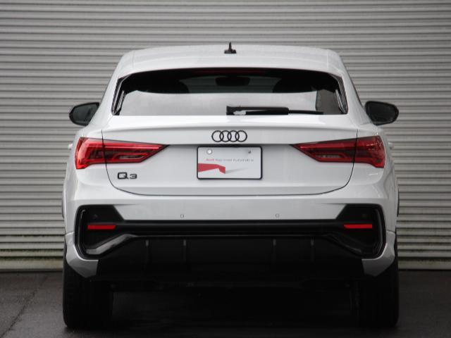 Ｑ３スポーツバック ダイナミックエディション　特別仕様／ＢｌａｃｋＳｔｙｌｅ／パーシャルレザー／ＯＰ２０インチアルミ／コンビニエンス＆アシスタンスＰＫＧ／プラスＰＫＧ／スマートフォンインターフェイス／プライバシーガラス／ダンピングサス／１オナ禁煙（12枚目）